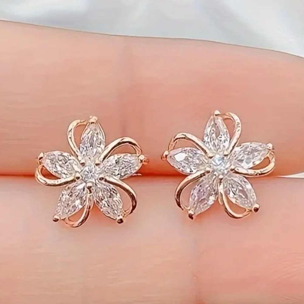 💎4/$24💎Elegant Gold and Silver Flower Earrings (PREVIEW)
